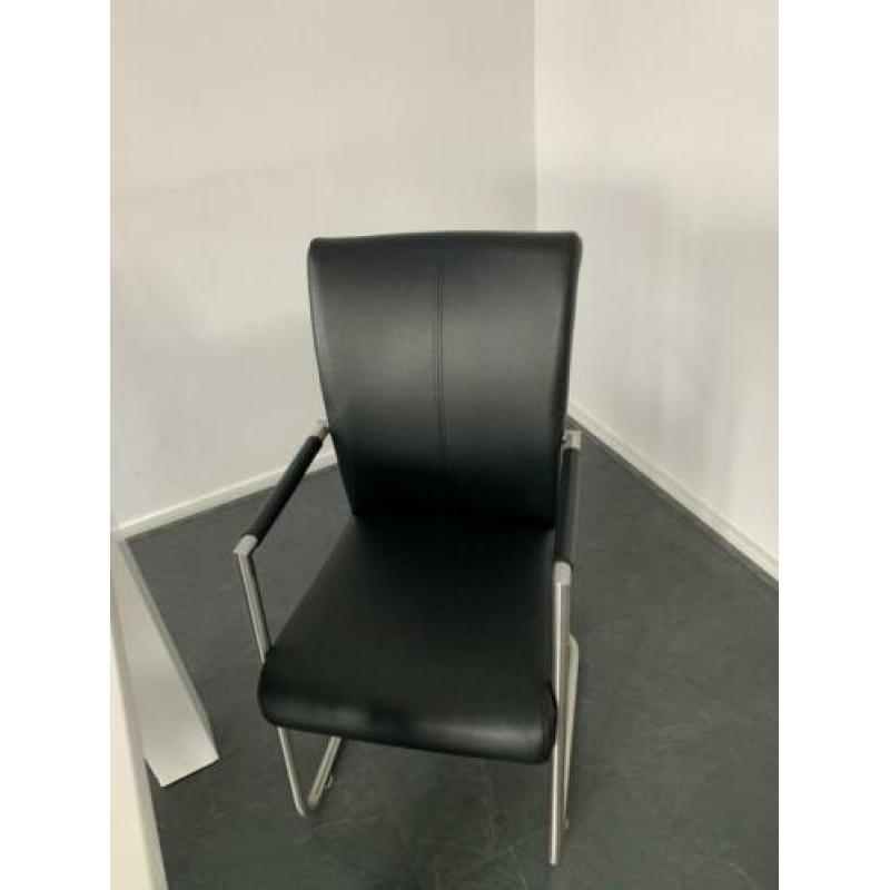 Hoogglans witte eettafel 180 met 6 leren stoelen