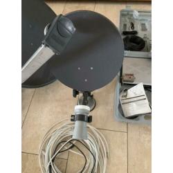 Schotelantenne 2 stuks met 12 volt en 220 volt decoder
