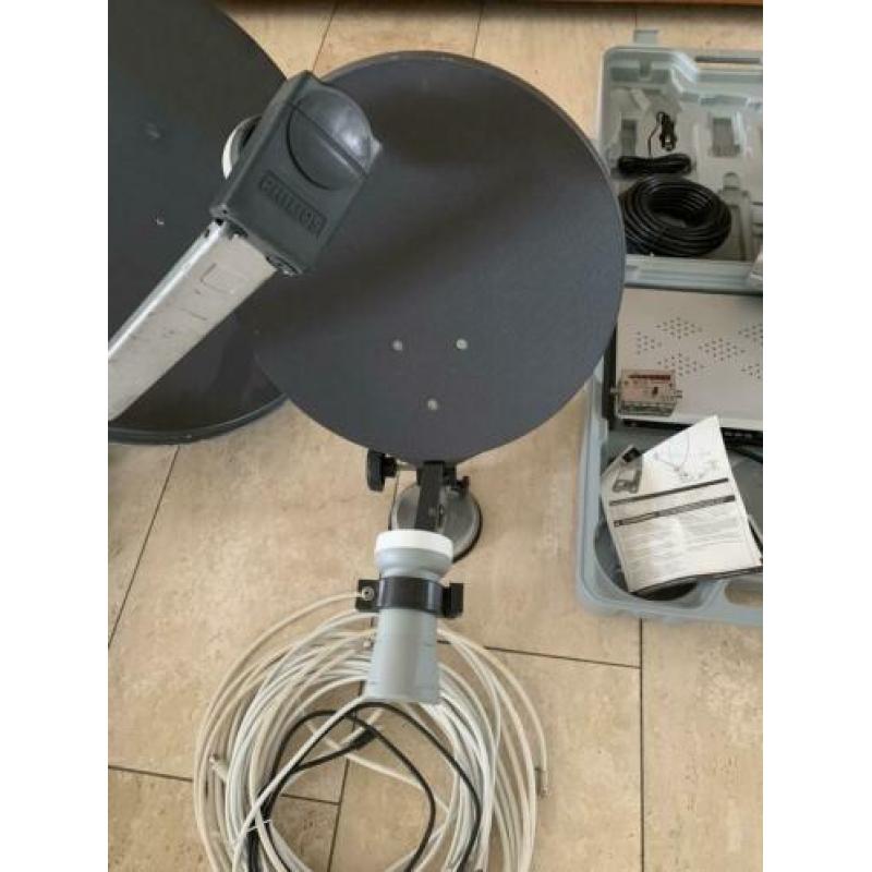 Schotelantenne 2 stuks met 12 volt en 220 volt decoder