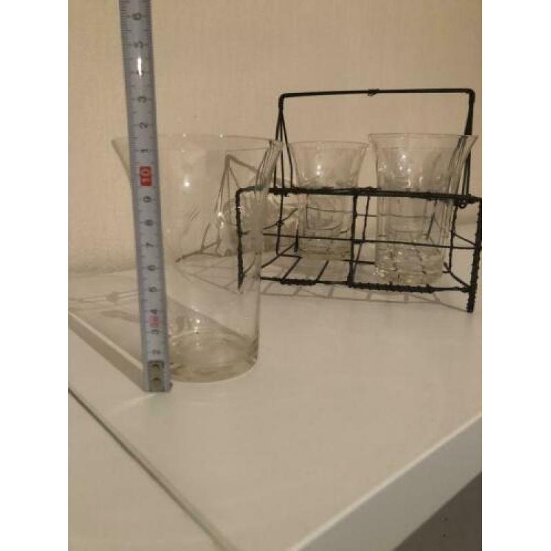 Set van 6 antieke glazen in metalen mand