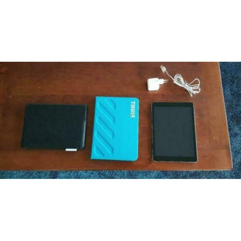 iPad Air Wi-Fi 16GB + logitech keyb & Thule hoes;accu minder