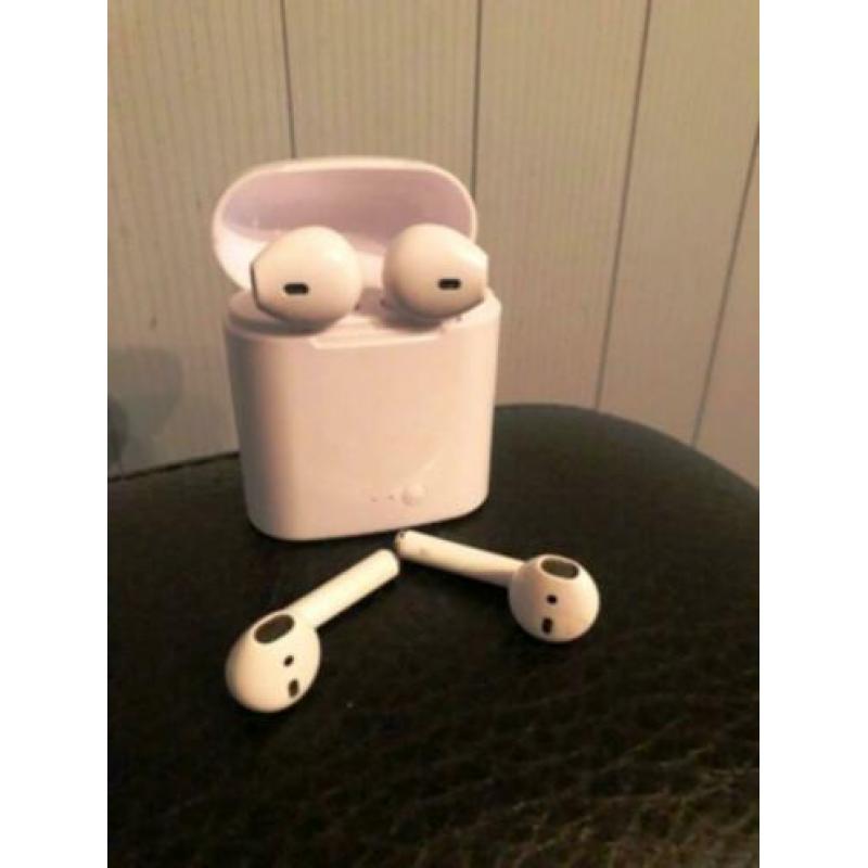 Set Airpods zonder oplaadcase. En een complete set draadloze