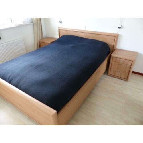 Bed 160x220 met lattenbodems, matras en 2 nachtkastjes