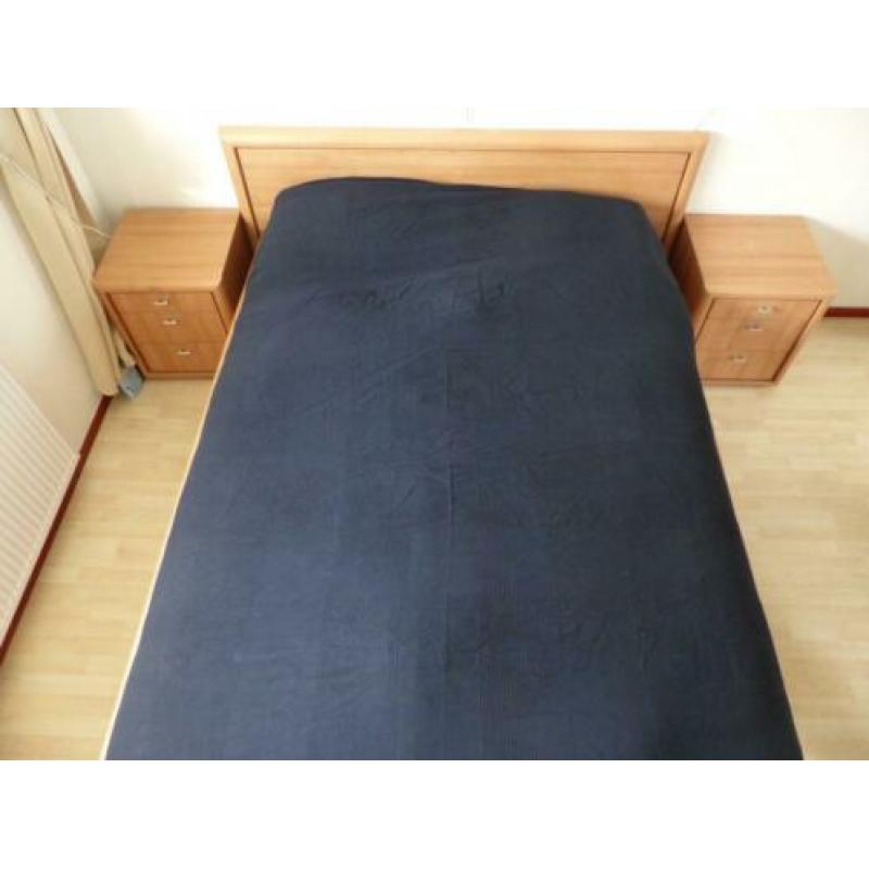 Bed 160x220 met lattenbodems, matras en 2 nachtkastjes