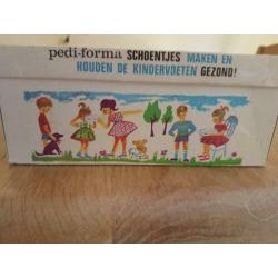 oude pedi-formaschoenendoos,waarvan je een kijkdoos kon make