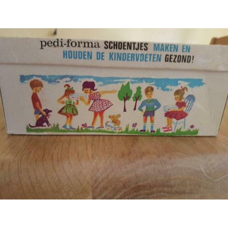 oude pedi-formaschoenendoos,waarvan je een kijkdoos kon make