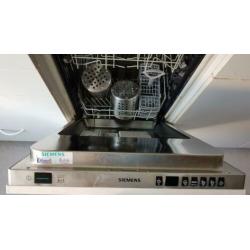 Keuken incl SIEMENS AAA+ vaatwasser fornuis en afzuigkap.