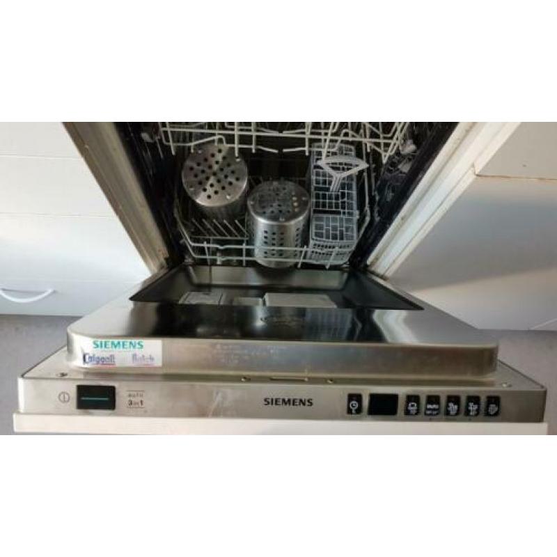 Keuken incl SIEMENS AAA+ vaatwasser fornuis en afzuigkap.