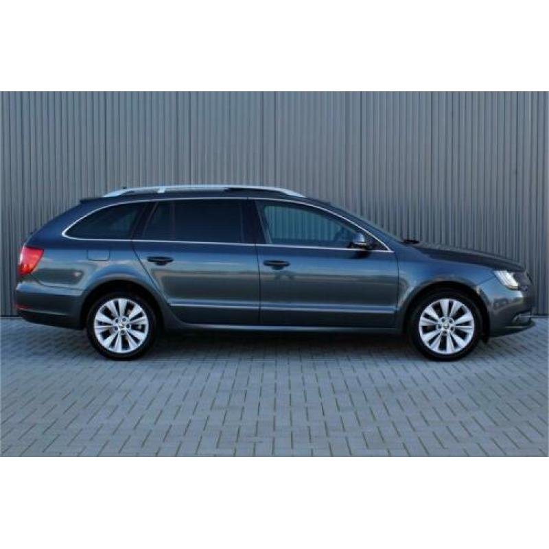 Skoda Superb Combi 2.0 TDI Elegance Business DSG LEER PANO X
