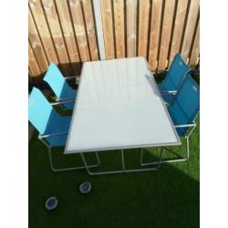 Eet tafel met stoelen voor terras of in de tuin.