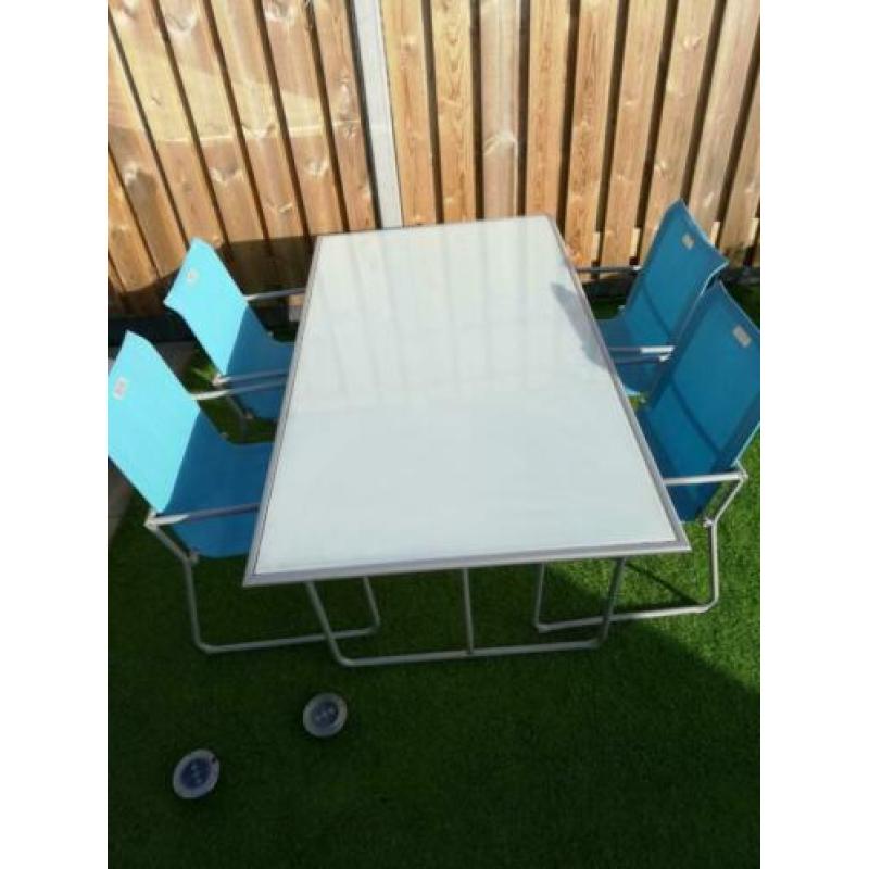 Eet tafel met stoelen voor terras of in de tuin.