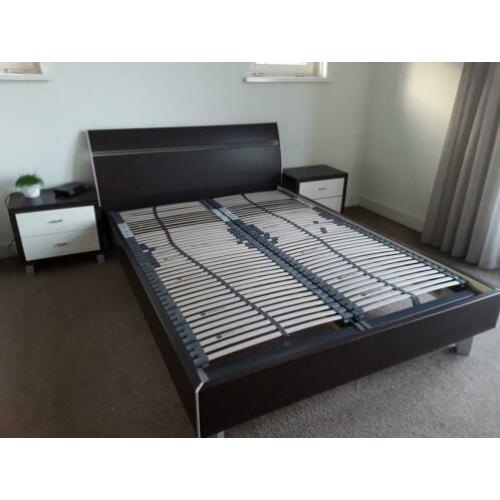 Te koop: tweepersoonsbed (140 x 200 cm) incl. 2 nachtkastjes