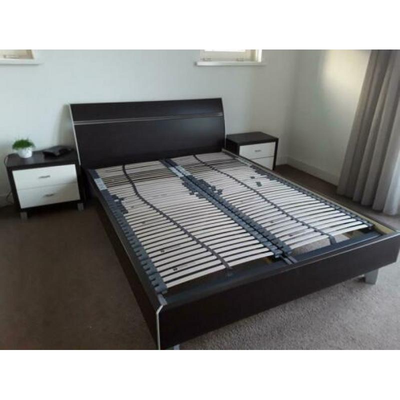 Te koop: tweepersoonsbed (140 x 200 cm) incl. 2 nachtkastjes