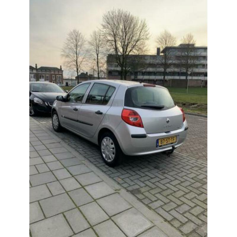Renault Clio 1.4 16V 72KW 5-DRS E4 2006 Grijs