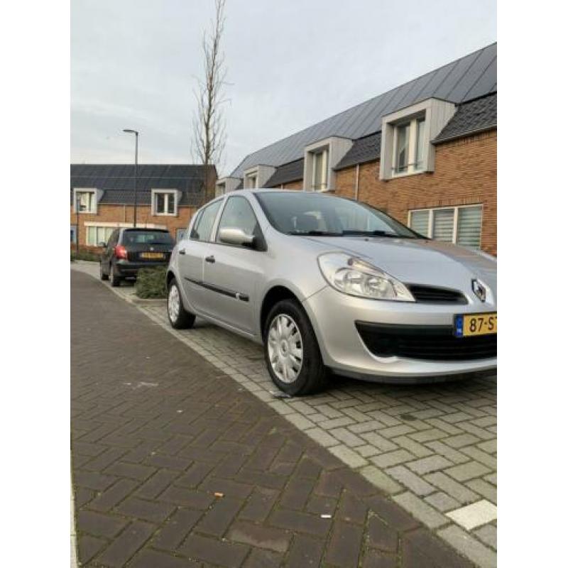 Renault Clio 1.4 16V 72KW 5-DRS E4 2006 Grijs
