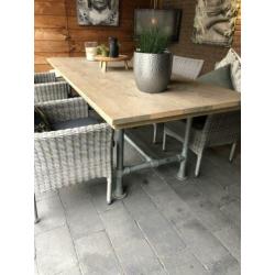 Mooie steigerhouten tuintafel met 5 stoelen