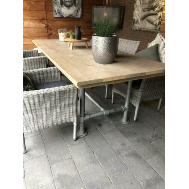 Mooie steigerhouten tuintafel met 5 stoelen
