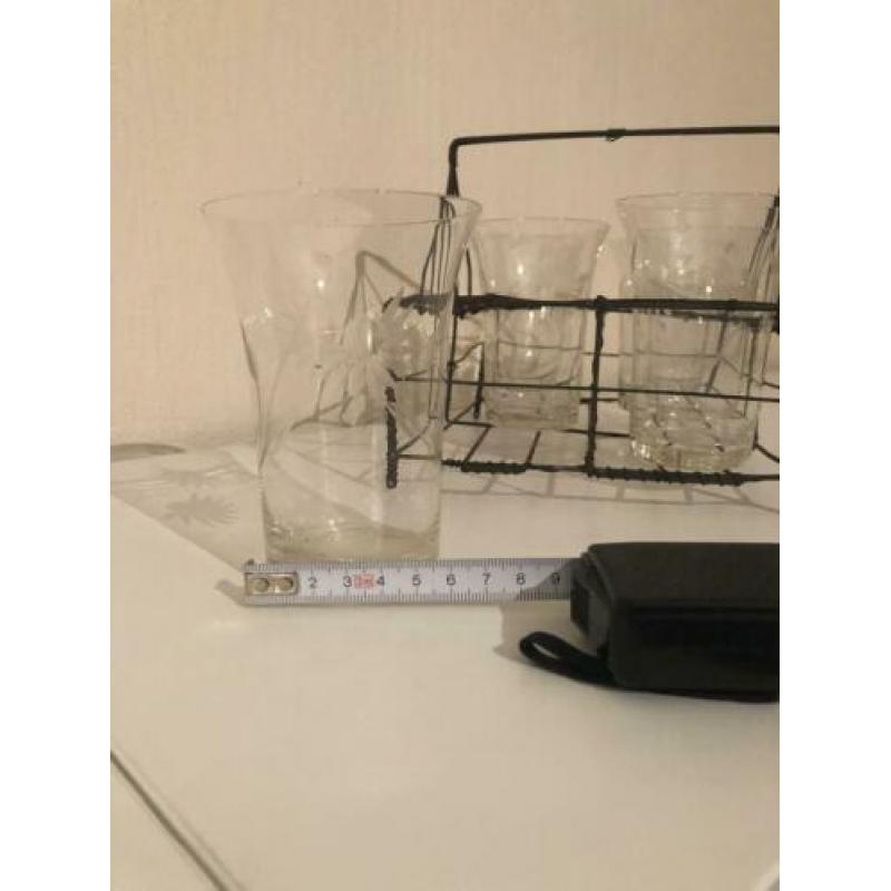 Set van 6 antieke glazen in metalen mand