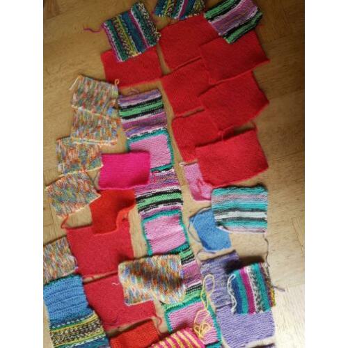38 gebreide lapjes in diverse kleuren.
