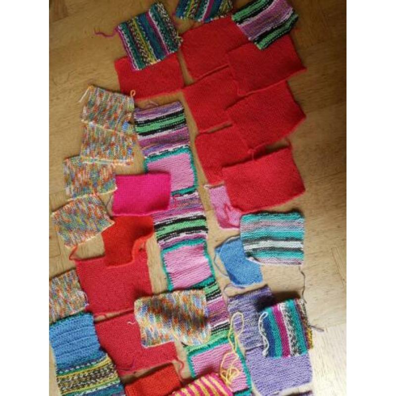 38 gebreide lapjes in diverse kleuren.