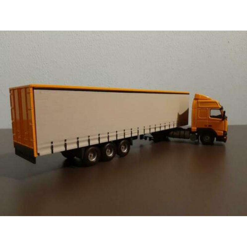 Tekno Volvo FH12 Globetrotter met Tautliner