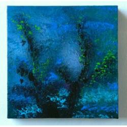 Plant in blauw water, schaduwen en licht onderwater. Kalm.