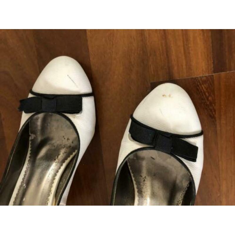 M029 Gedragen witte pumps met zwart strikje maat 39