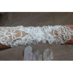 Vingerloze satin handschoen mt applicatie ivoor of wit nieuw