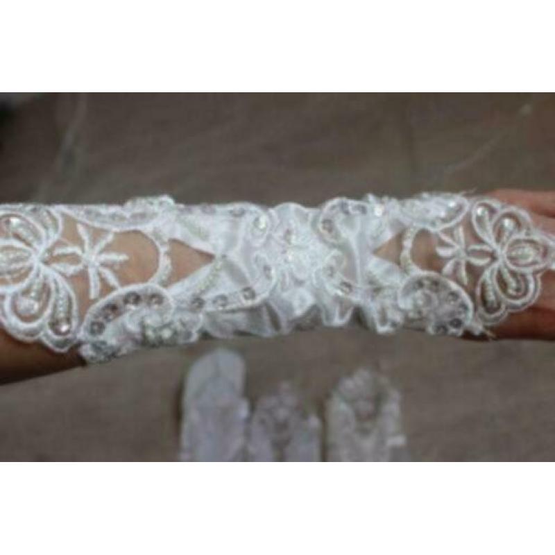 Vingerloze satin handschoen mt applicatie ivoor of wit nieuw