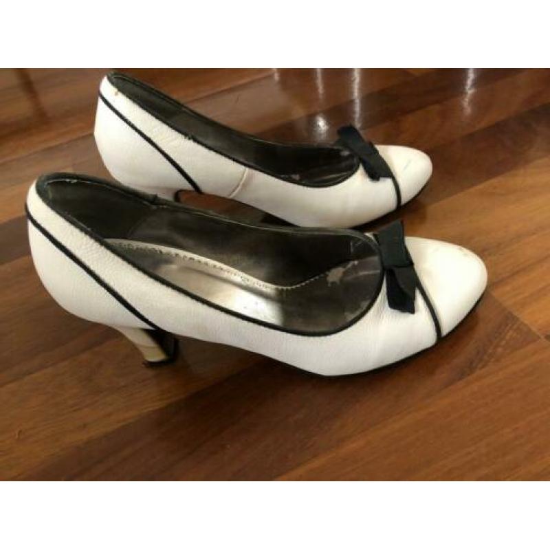 M029 Gedragen witte pumps met zwart strikje maat 39
