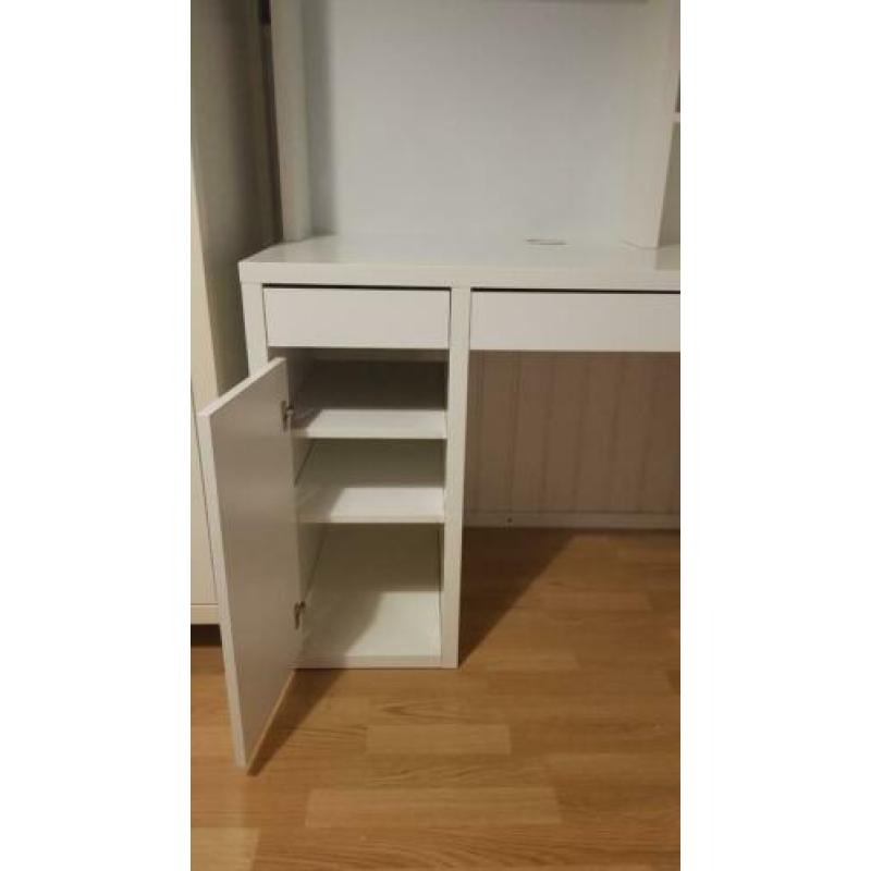 Bureau met white/magneetbord, in goede staat!