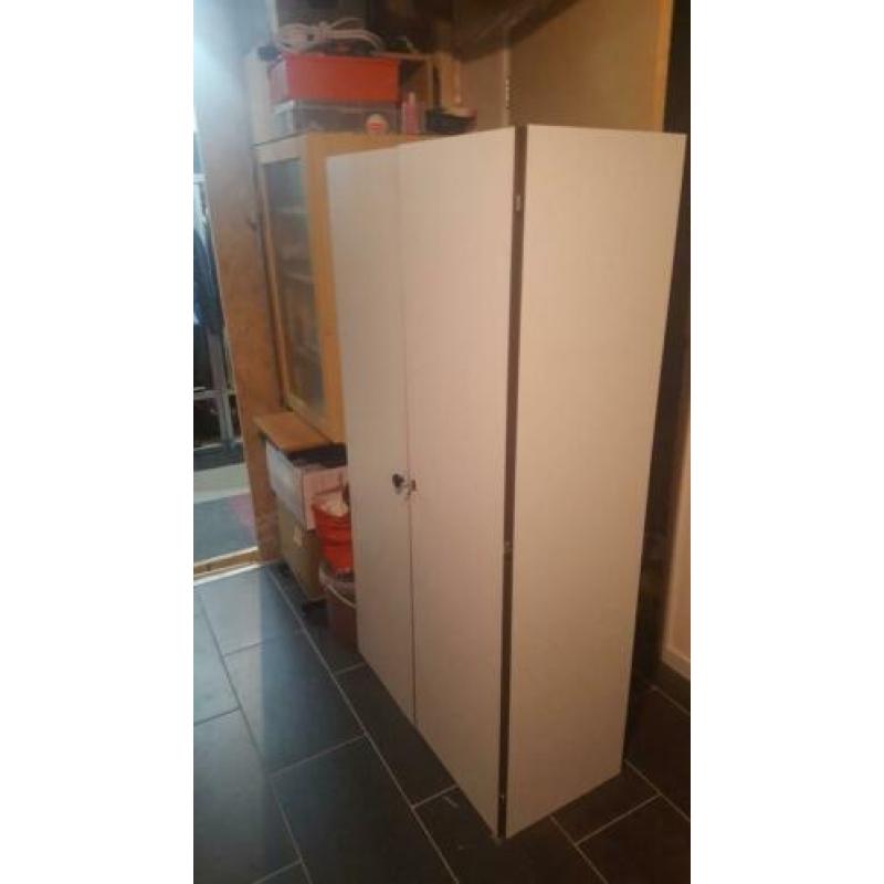 Witte kledingkast. Nette staat.