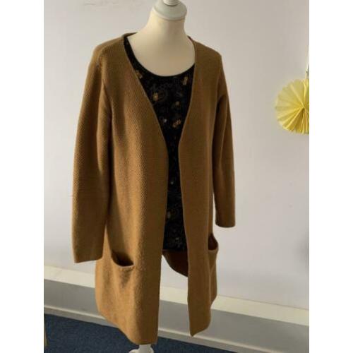Te koop: gebreid vest mt M/L kleur: okergeel