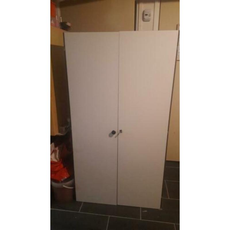 Witte kledingkast. Nette staat.