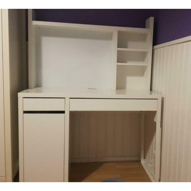 Bureau met white/magneetbord, in goede staat!