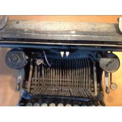Typemachine, antiek. Merk CORONA. Schrijfmachine vintage