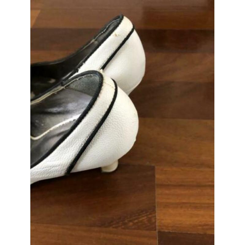 M029 Gedragen witte pumps met zwart strikje maat 39
