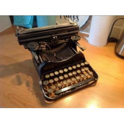 Typemachine, antiek. Merk CORONA. Schrijfmachine vintage
