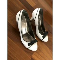 M029 Gedragen witte pumps met zwart strikje maat 39