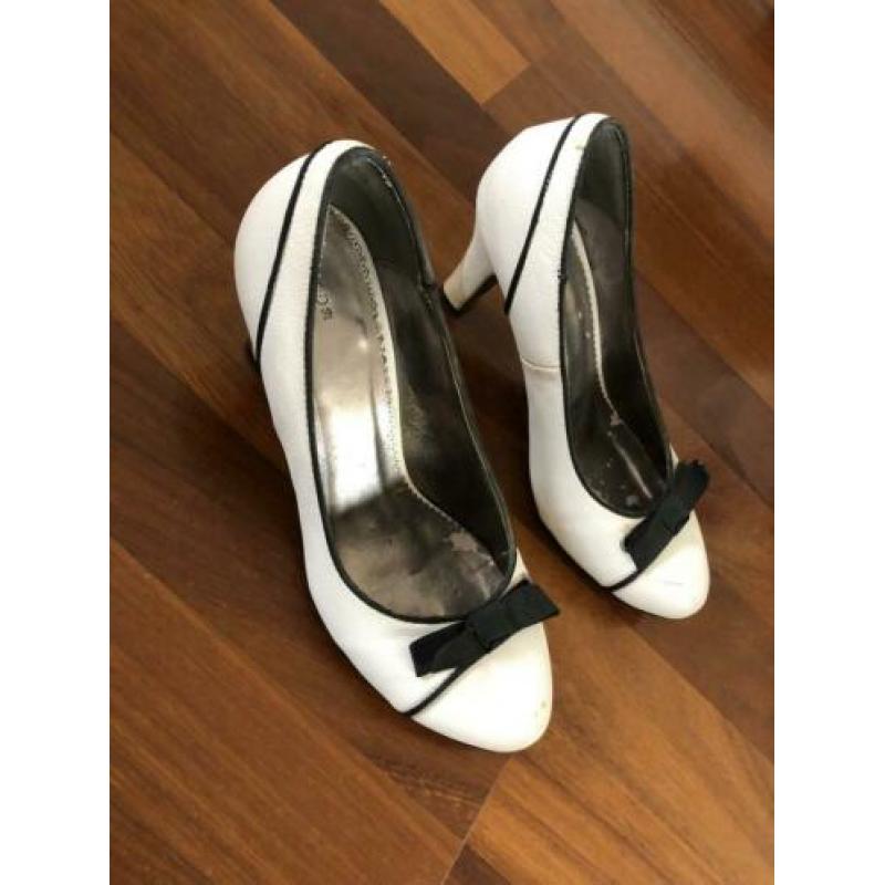 M029 Gedragen witte pumps met zwart strikje maat 39
