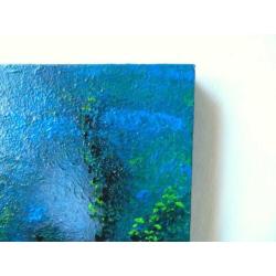Plant in blauw water, schaduwen en licht onderwater. Kalm.