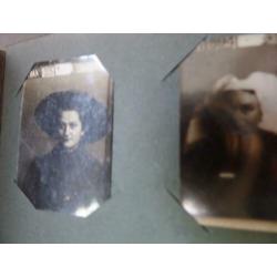 Klein antiek familie pasfoto fotoalbum 10 x 12 cm uit 1900