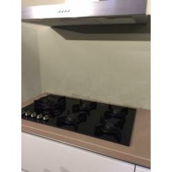 Mooie witte hoogglans keuken met losse kastenwand.