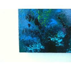 Plant in blauw water, schaduwen en licht onderwater. Kalm.