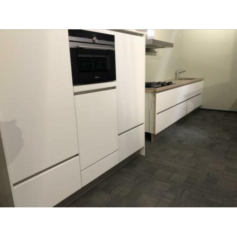 Mooie witte hoogglans keuken met losse kastenwand.