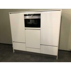 Mooie witte hoogglans keuken met losse kastenwand.