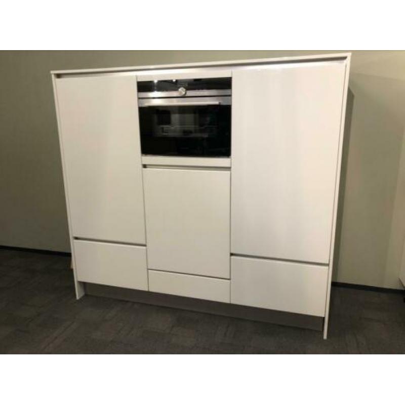 Mooie witte hoogglans keuken met losse kastenwand.
