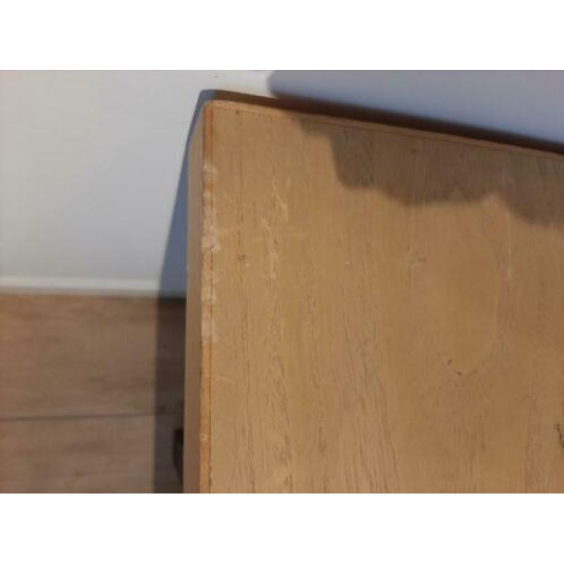 Houtentafel met stalen poten