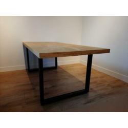Houtentafel met stalen poten