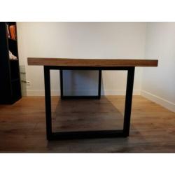 Houtentafel met stalen poten
